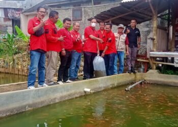 Masih Rangkaian HUT PDI Perjuangan ke 49, DPC PDI Perjuangan Kabupaten Sukabumi Serahkan Bibit Ikan Nila di Kecamatan Cidahu