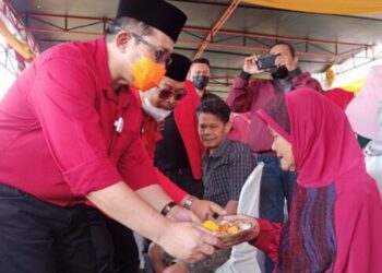 Tumpeng HUT PDI Perjuangan Dinikmati Jompo