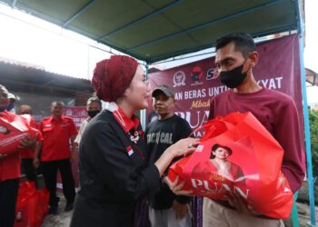 Puan Salurkan Bantuan Paket Beras di Cirebon dan Indramayu