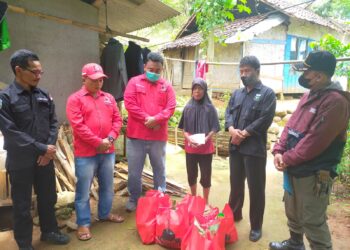 Road Show di Garut Selatan, Ketua DPC PDIP Bantu Warga Yang Atap Rumahnya Roboh