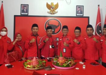 Semarak HUT PDI Perjuangan ke-49, Banteng Indramayu Pasang Ribuan Bendera Partai
