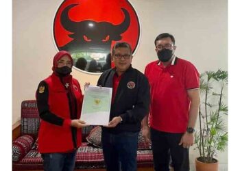 Disaksikan Ono Surono, Fitria Serahkan Sertifikat Tanah ke Sekjen PDI Perjuangan