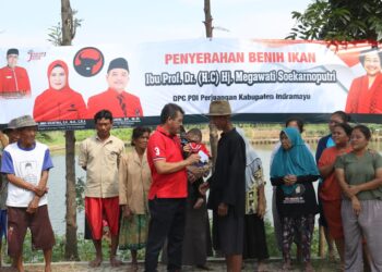 PDI Perjuangan Indramayu Tebar Ribuan Benih Ikan di Embung Desa Telukagung