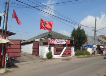 Sambut HUT PDI Perjuangan , Natala Sumedha Pasang Spanduk Dan Ratusan Bendera Partai