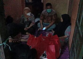 BRSPDSN “Tan Miyat” Kemensos RI dan Anggota DPRD Garut Berikan Bantuan Untuk Ma Ikah