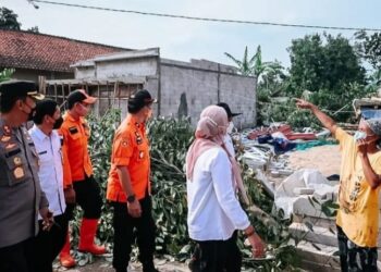 Bupati Nina Agustina Tinjau Desa Mekarjaya yang Terkena Bencana Angin Ribut