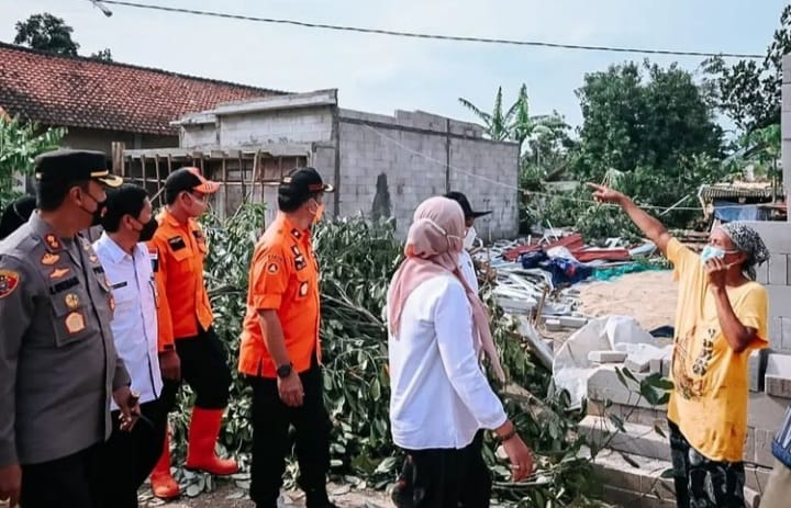 Bupati Nina Agustina Tinjau Desa Mekarjaya yang Terkena Bencana Angin Ribut