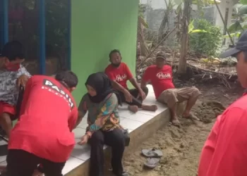 DPRD Jabar Hj Ijah Hartini Bagikan Kursi Roda Bagi Penyandang Disabilitas