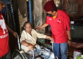 Banteng Rawamerta Bantu Kursi Roda untuk Warga