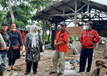Iis Turniasih Gotong Royong Bantu Rumah Pengurus Ranting Yang Roboh