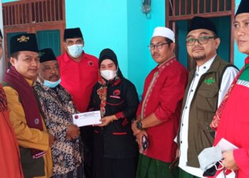 DPD PDIP Jabar Serahkan Santunan Untuk Pesantren Miftakhul Khoirot Karawang