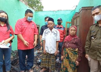 Peduli Sosial Anggota DPRD Garut Fraksi PDIP Kembali Beri Bantuan Kepada Korban Kebakaran di Singajaya