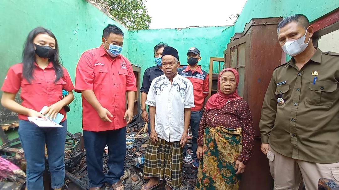 Peduli Sosial Anggota DPRD Garut Fraksi PDIP Kembali Beri Bantuan Kepada Korban Kebakaran di Singajaya