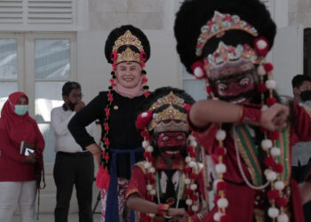 Bupati Nina Bakal Unjuk Kegarangan Topeng Kelana di Hadapan Jokowi