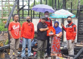 DPC PDI Perjuangan Garut Kunjungi Rumah Warga yang Alami Musibah Kebakaran