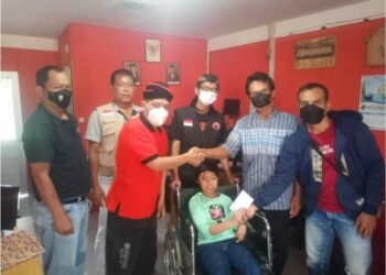 Sarah anak difabel dapat bantuan kursi roda dari RSI