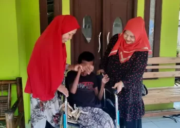 Peduli Sesama, Hj Iis Turniasih Memberikan Bantuan Kursi Roda Kepada Warga Kecamatan Darangdan Kabupaten Purwakarta