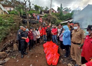 Satgas Cakrabuana DPC PDI Perjuangan Garut Sambangi dan Berikan Bantuan Untuk Korban Kebakaran Karangtengah