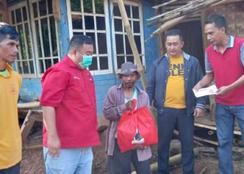 Tertimpa Longsor, Ketua DPC PDI Perjuangan Garut Ikut Gotong Royong Pembangunan Rumah Tarmedi di Desa Lingkungpasir Cibiuk