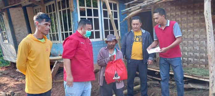 Tertimpa Longsor, Ketua DPC PDI Perjuangan Garut Ikut Gotong Royong Pembangunan Rumah Tarmedi di Desa Lingkungpasir Cibiuk