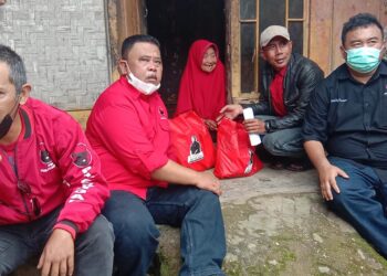 DPC PDI Perjuangan Garut Blusukan Temui Lansia Dhuafa yang Tidak Masuk DTKS di Desa Sirnajaya