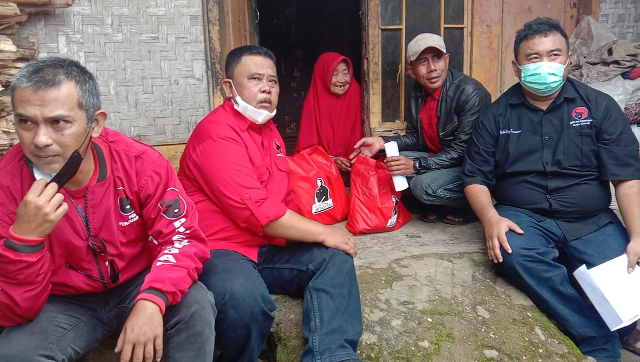 DPC PDI Perjuangan Garut Blusukan Temui Lansia Dhuafa yang Tidak Masuk DTKS di Desa Sirnajaya