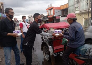 DPC PDI Perjuangan Garut Bagikan Ratusan Takjil Sasar Tukang Becak dan Supir Angkot