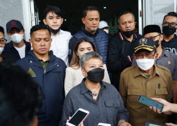 Dr Ribka Tjiptaning Terima Aspirasi Mahasiswa Peserta Aksi