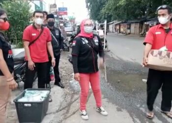 Ngabuburit , Repdem Karawang Bagikan Takjil Kepada Masyarakat