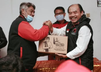 Jelang Hari Raya Idul Fitri, DPC PDI Perjuangan Kota Cimahi Bagikan Ratusan Paket Sembako kepada Kader.