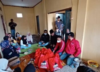 Ketua DPC PDI Perjuangan Garut Sambangi Korban Kebakaran di Desa Keresek Cibatu