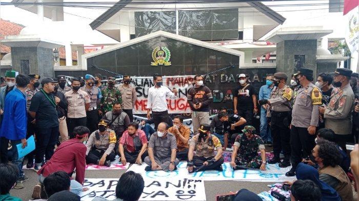 Ketua DPRD Sumedang Sempat Temui Mahasiswa yang Unjuk Rasa, ''Saya Dukung Semua Tuntutan!''
