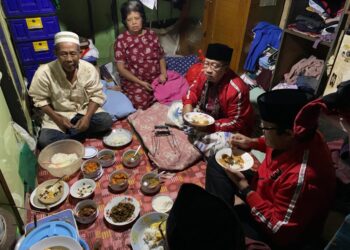 Sahur Bareng Warga, Mang Ono Salurkan Sembako dan Bantuan Bedah Rumah