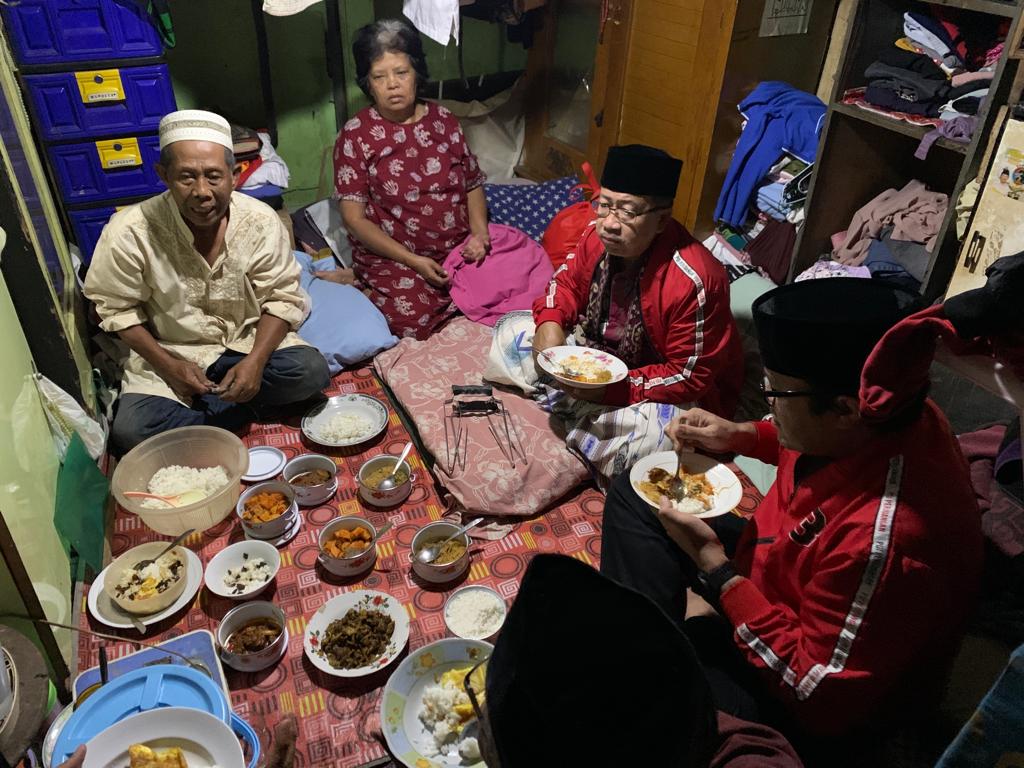Sahur Bareng Warga, Mang Ono Salurkan Sembako dan Bantuan Bedah Rumah