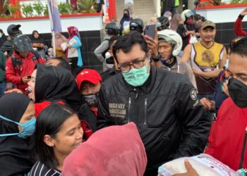 Ngabuburide, PDI Perjuangan Ajak Santri Mandiri Lewat Program Bioflok Hingga Bagi-Bagi Beras Untuk Masyarakat