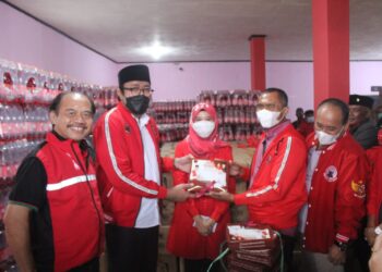 Safari Ramadan di Sumedang, PDI Perjuangan Sebarkan Paket Sembako Lebaran dari Kader Pusat dan Daerah