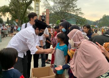 Ngabuburit di Sumedang, PDI Perjuangan Jabar Bagikan Takjil dan Kunjungi Pondok Pesantren