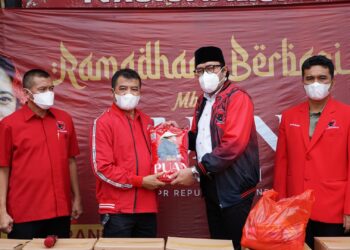 PDI Perjuangan Indramayu Bagikan Ribuan Paket Sembako ke Kader Partai