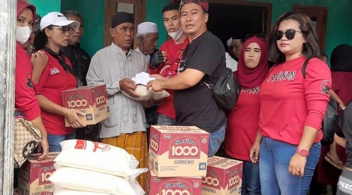 Gotong Royong, PDI Perjuangan Bogor Serahkan Bantuan untuk Korban Longsor