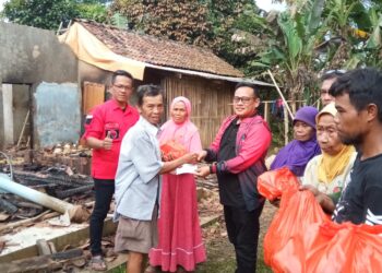 Kunjungi Korban Kebakaran di Cicantayan, Muhammad Jaenudin Salurkan Bantuan