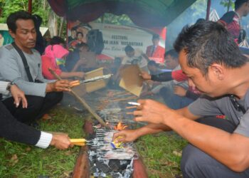 Festival Bakar Ikan Nusantara Serentak Se-Indonesia, PDI Perjuangan Ciamis Gelar Acara di Pinggir Sungai Jahabuana.