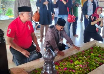 DPC PDIP Kabupaten Kuningan Doa Bersama dan Tabur Bunga di Makam Proklamator