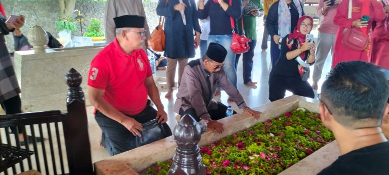 DPC PDIP Kabupaten Kuningan Doa Bersama dan Tabur Bunga di Makam Proklamator