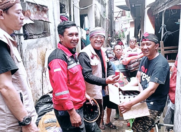 BAGUNA PDI Perjuangan Jawa Barat Salurkan Bantuan Untuk Korban Banjir Garut