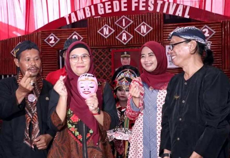 Bupati Nina Agustina Resmikan Membuka Tambi Gede Festival 2022