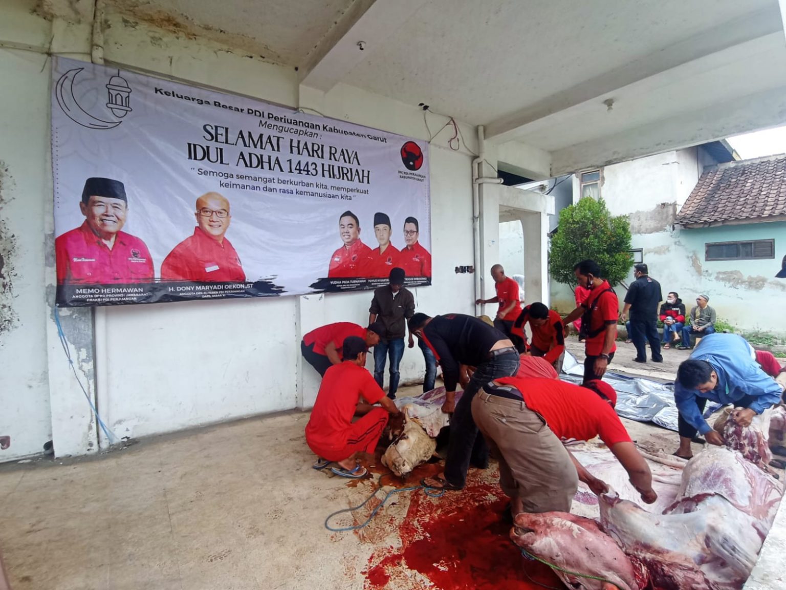 DPC PDI Perjuangan Kabupaten Garut Laksanakan Qurban Dua Ekor Sapi