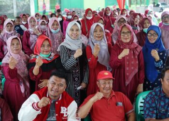 Teh Ineu Mengajak Masyarakat Di Kelurahan Pasir Kareumbi Bersama-sama Melawan Stunting.