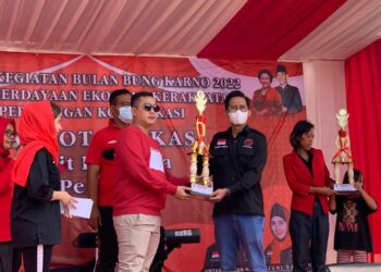 BPEK PDI Perjuangan kota Bekasi Serahkan Hadiah Pemenang Lomba Baca Puisi dan Pidato dalam Peringati Bulan Bung Karno 2022