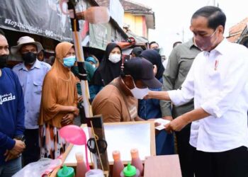 Presiden Jokowi Bagikan Bansos di Subang