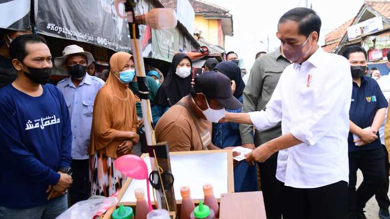 Presiden Jokowi Bagikan Bansos di Subang